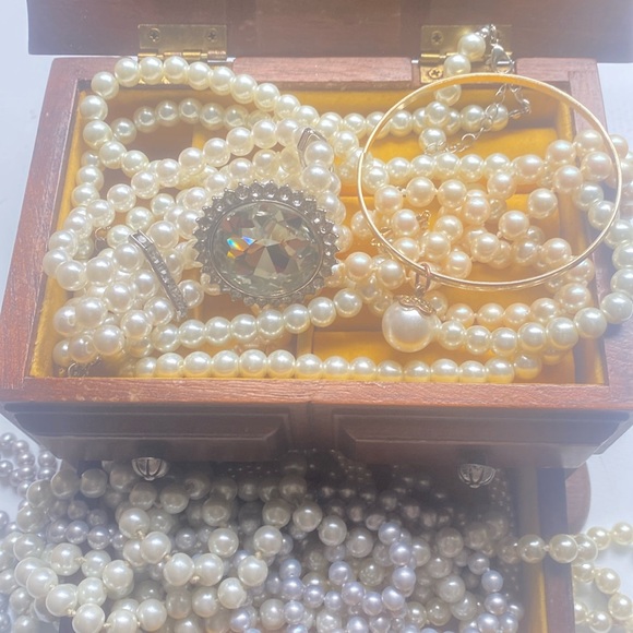 Jewelery Box and Pearls - Picture 1 of 2